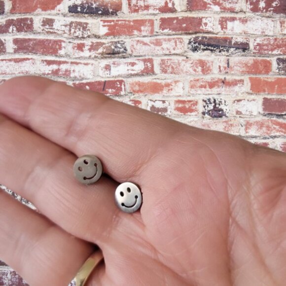 Smiley Face Stud Earrings Round Silver Tone One Size New - Picture 3 of 11